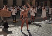 PROTEST IN BARCELONA: Medicii rezidenti din Barcelona s-au dezbracat in strada