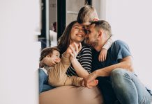 Parlamentul a debirocratizat Legea adopţiei. Instituţiile de protecţie a copilului nu pot înlocui părinţii