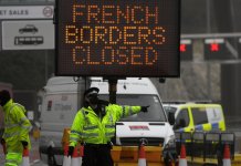 Sute de români blocați în Marea Britanie