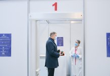 Klaus Iohannis: Am vizitat cel mai mare centru de vaccinare, care este amenajat aici, la Romexpo