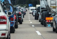 JUDEȚUL ARAD: COLOANE MARI DE AUTOVEHICULE ÎN PUNCTUL DE TRECERE A FRONTIEREI NĂDLAC II