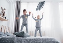 Comisia de Muncă a adoptat amendamentele Ministerului Muncii pentru aplicarea unitară a prevederilor referitoare la acordarea zilelor libere pentru părinţii din familiile monoparentale care își supraveghează copiii
