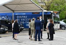 S-a deschis primul centru de vaccinare drive-thru din Bucureşti, organizat de Primăria Capitalei, prin ASSMB, în Piaţa Constituţiei