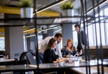 Aproape 88% dintre angajații din România cred că birourile vor exista și în viitor, dar cei mai mulți spun că spațiile de lucru post-pandemice trebuie să se transforme