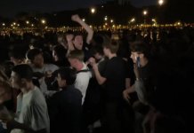 Petrecere în centrul Parisului, cu sute de tineri