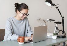 Sondaj BestJobs: 2 din 3 angajați români care au copii nu ar da munca de acasă pe cea de la birou