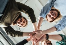 BestJobs: Tinerii la început de carieră, tot mai activi în căutarea primului job. Pozițiile în vânzări, IT & telecom, financiar și digital sunt în topul preferințelor