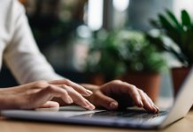 BestJobs: Efectele muncii remote – angajații lucrează și în vacanță, au proiecte pe lângă job și sunt mai deschiși să devină freelanceri