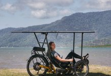 Doi exploratori români vor să traverseze Australia pe tricicletă, performanță susținută de 2Performant