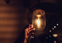 Plafonarea prețurilor la energie și gaz și compensarea facturilor, adoptate de Parlament. Certificatul verde la munca a fost respins in senat