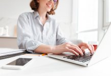 Sondaj PwC: Munca la distanță a crescut productivitatea, dar și cazurile de burnout care reprezintă una dintre cauzele recordului de demisii la nivel global