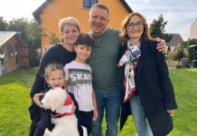 Paula Herlo și Rareș Năstase prezintă duminică, la România, te iubesc!, poveștile unor oameni de bine. Expertul în arte vizuale Marius Babias, medicul Ion Zeca și pictorul Ștefan Câlția