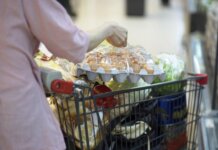 Studiu: Cât alocă românii pentru masa de Paște și pe ce plănuiesc să dea mai mulți bani?