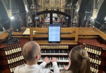 Organiștii Eduard Antal și Maria-Luisa Andrici concertează, pe 12 iulie, pe o orgă oferită de regele Carol I localnicilor din Săbăoani, Neamț
