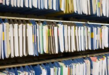 Digitalizarea în România, sufocată sub teancuri de hârtie: 37.752 de drumuri dus-întors se fac anual pentru a transporta documente fizice între primăriile de comună și prefecturi doar pentru aprobarea unei hotărâri de consiliu local