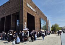 Japonezii stau la coadă în fața Pavilionului României de la Expo 2025 Osaka pentru a-i asculta pe tinerii artiști ai Universității Naționale de Muzică București